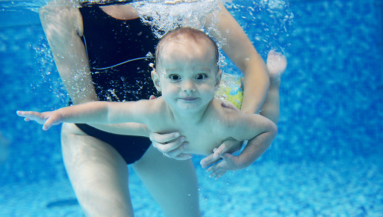 Mor holder baby under vandet