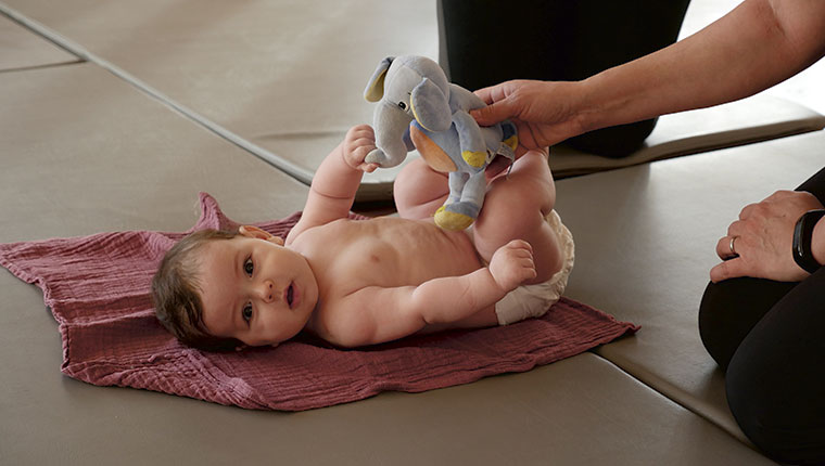 Mor holder tøjelefant over baby