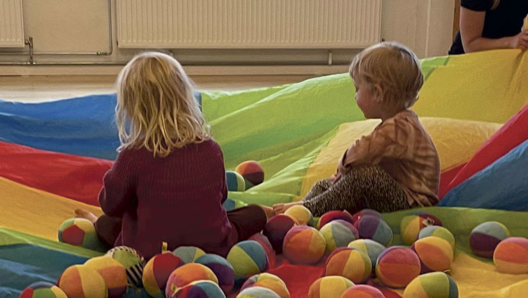 Dreng og pige påfaldskærm med bolde