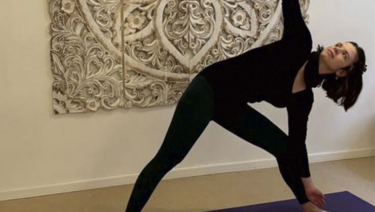 Dikte Grønvold stående på yogamåtte